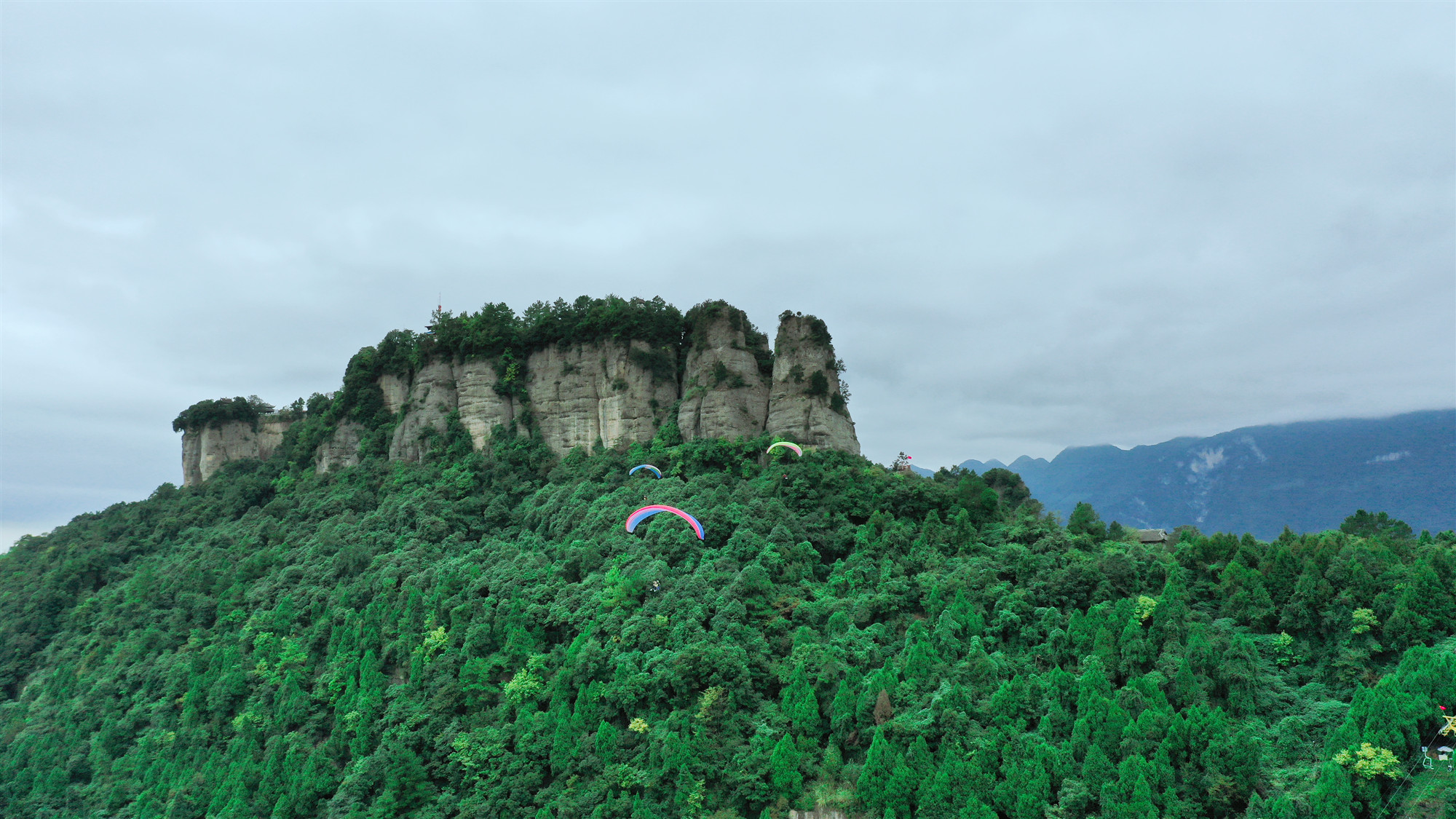 畢業(yè)季—飛翔的青春年華！竇圌山滑翔傘勁爆價(jià)450元帶你圓夢(mèng)藍(lán)天！